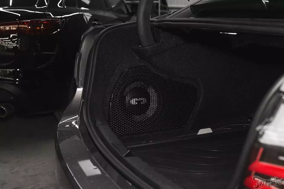 BMW F30. Замена штатной акустической системы с изготовлением короба стелс под сабвуфер.